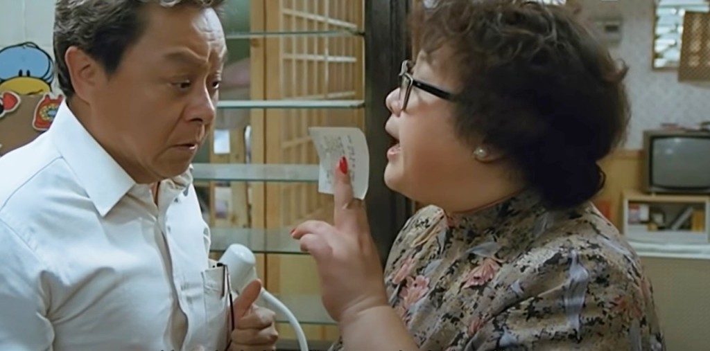 網民稱其生活清貧的女上司中六合彩後,毅然辭職買樓。電影《富貴迫人》截圖