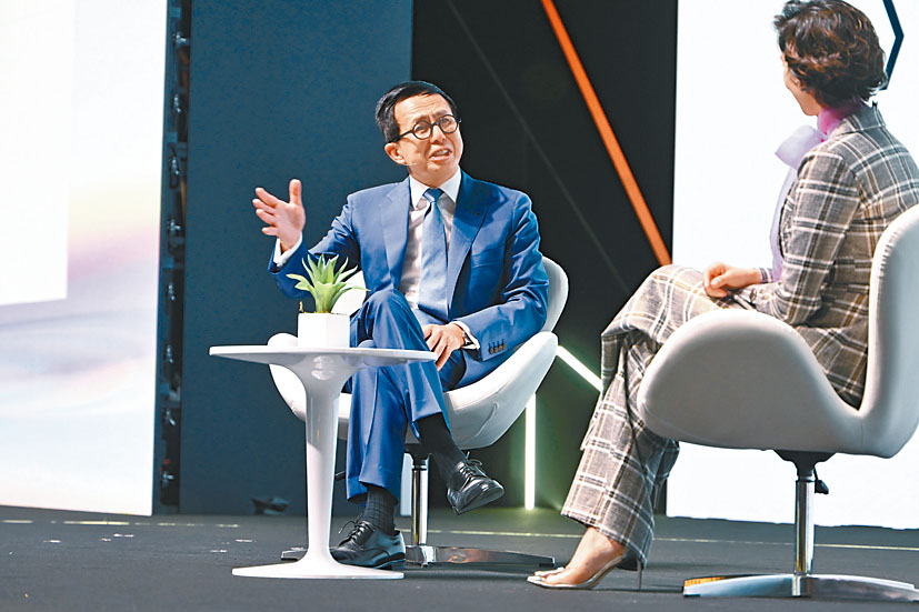 盈科拓展集團主席李澤楷（左）在論壇發言，指香港仍然可保障國際金融中心地位。