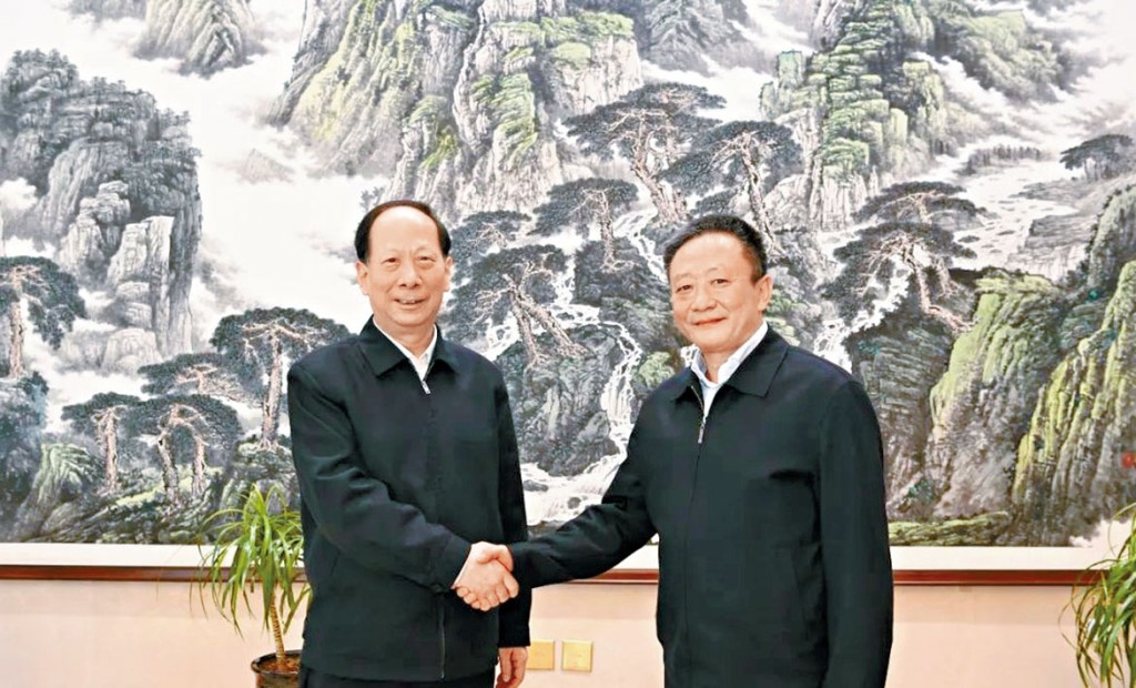 孫紹騁(右)昨日接替石泰峰(左)任內蒙古書記。