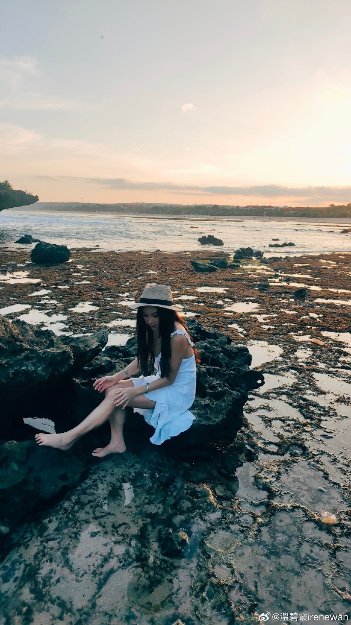 溫碧霞側面似足少女。