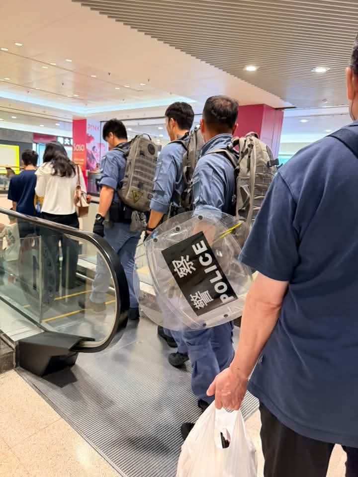 反恐特勤隊人員手持圓盾在荷里活廣場內搜索。網上圖片 反恐特勤隊人員手持圓盾在荷里活廣場內搜索。網上圖片