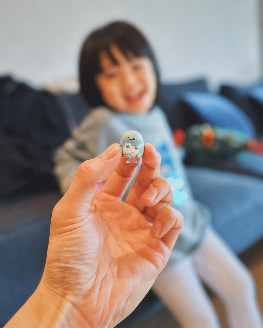 周柏豪分享愛女與玩具的合照，網民大讚囡囡可愛。