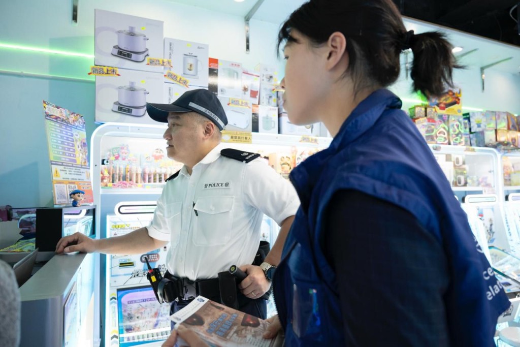 警方人員亦加強向市民商戶推廣防罪及防騙的信息。 警方人員亦加強向市民商戶推廣防罪及防騙的信息。