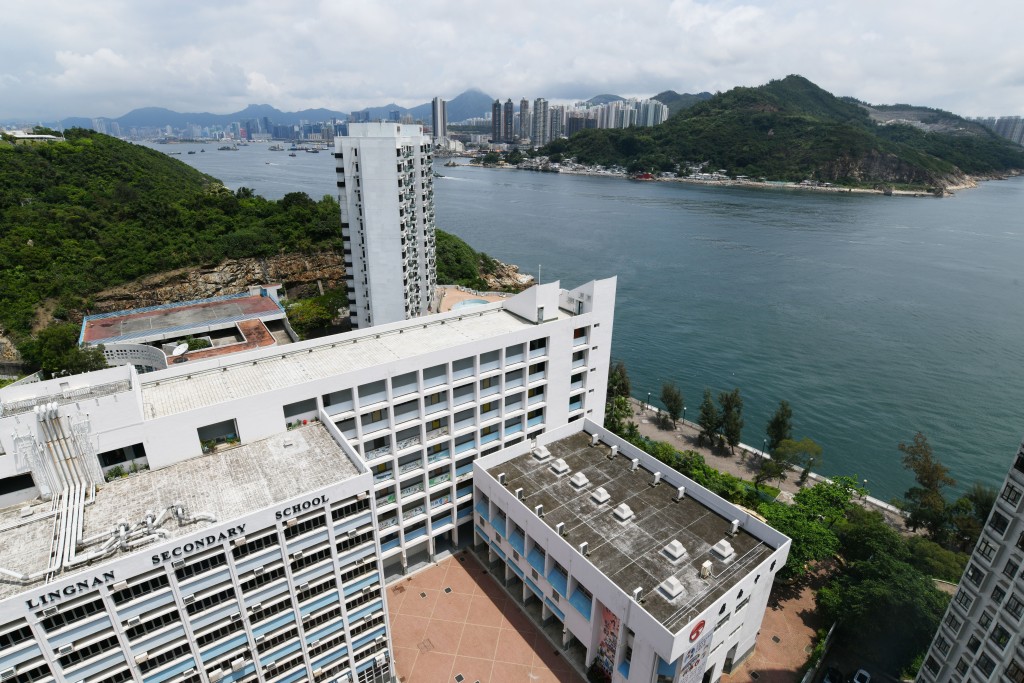 平台可外望海景及嶺南中學校園,遠眺鯉魚門。