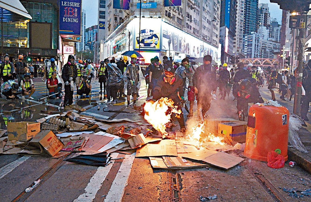 一九年十月六日,一批反蒙面法示威者在灣仔一帶縱火堵路。