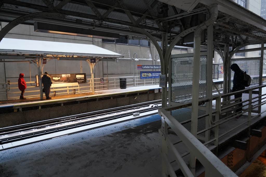 来往纽约和芝加哥等数十条线的火车需要停驶。AP