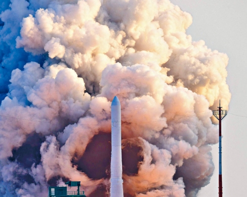 纯由南韩本国研制的「世界号」火箭，昨午在罗老太空中心点火发射升空。