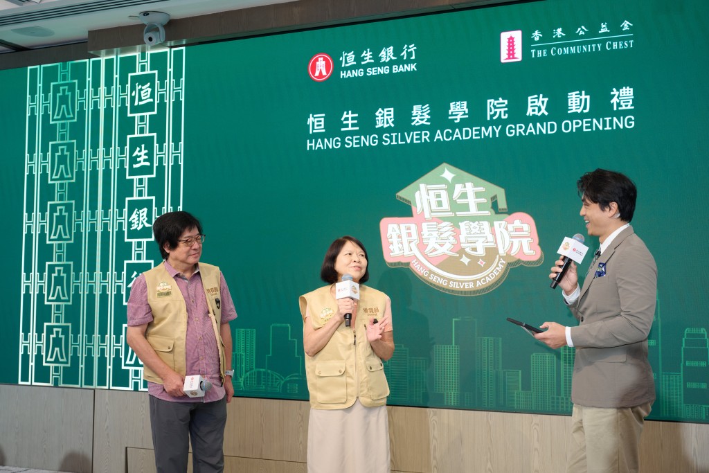 兩位長者分享受訓成為「中環金融地標導賞團」導賞員的經驗。 兩位長者分享受訓成為「中環金融地標導賞團」導賞員的經驗。