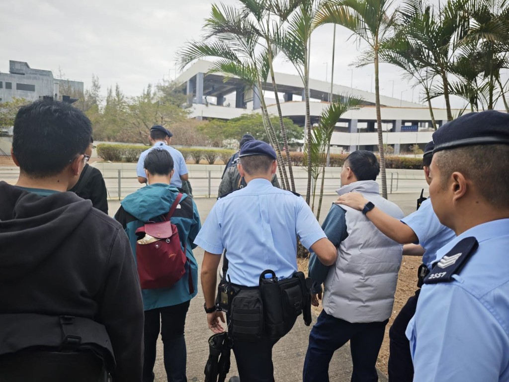 警聯入境處新界多區掃黃及反黑工，共拘35人包括29內地男女。警方圖片