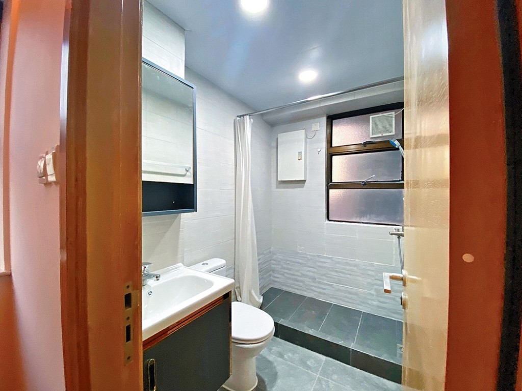浴室洁具簇新完整，又设有窗户，有利通风排湿。