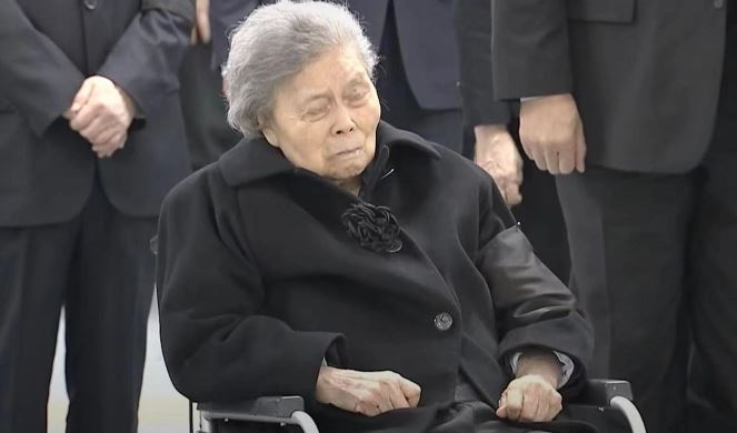 江澤民夫人王冶坪坐著輪椅。
