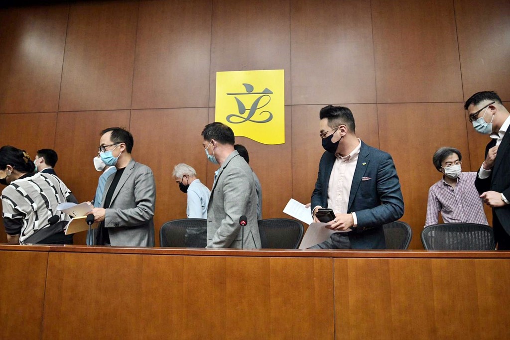 民主派表示會共同進退。