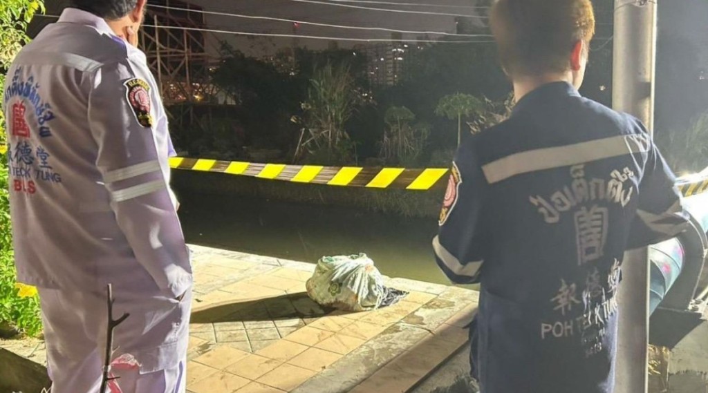 據泰媒《Thaiger》報道,警方警方在周邊50米範圍內的河道及偏僻小路,陸續尋獲共8個裝有人體殘肢的垃圾袋。《Thaiger》截圖 據泰媒《Thaiger》報道,警方警方在周邊50米範圍內的河道及偏僻小路,陸續尋獲共8個裝有人體殘肢的垃圾袋。《Thaiger》截圖