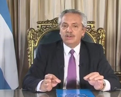 
阿根廷总统费尔南德斯签署全国紧急法令并发表全国电视讲话，公布阿根廷防控疫情最新措施。(电视截图)