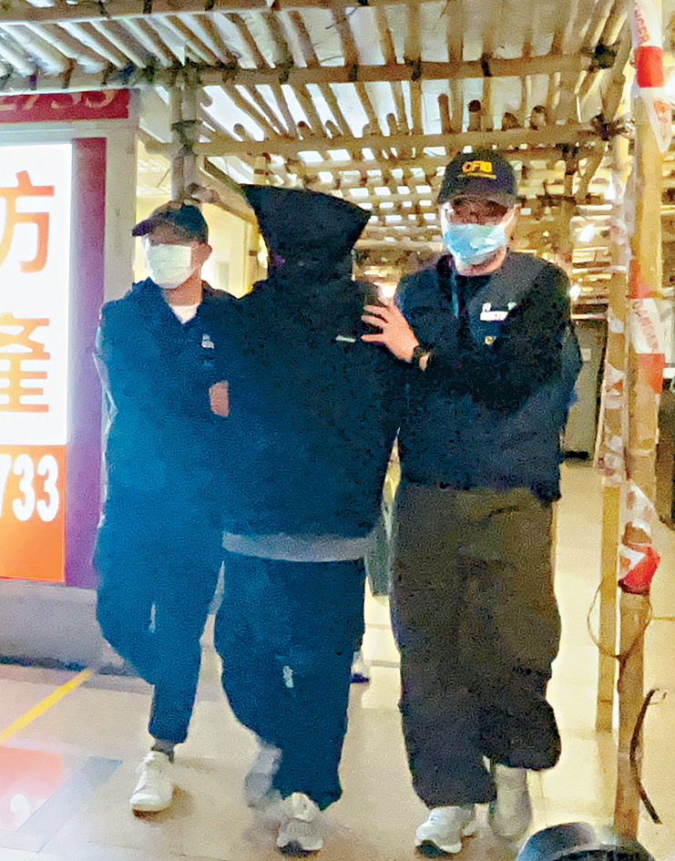 海关人员拘捕其中一名涉及洗黑钱的疑犯。