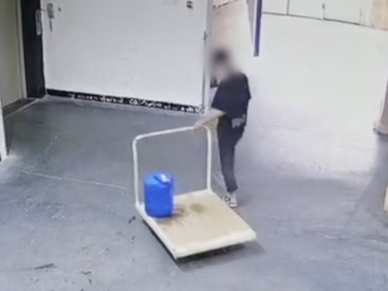 男子等電梯時忽發奇想掏出打火機。網圖