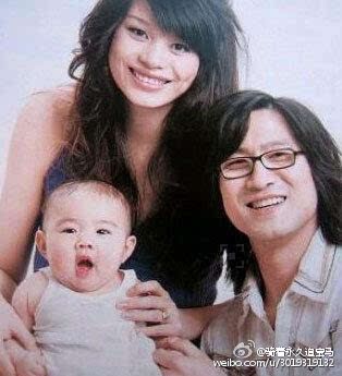 汪峰2004年认识比他小16岁的内地模特儿葛荟婕，2005年只有18岁的葛荟婕为汪峰诞下女儿「小苹果」汪曼熙，不过二人未有结婚更分手收场。