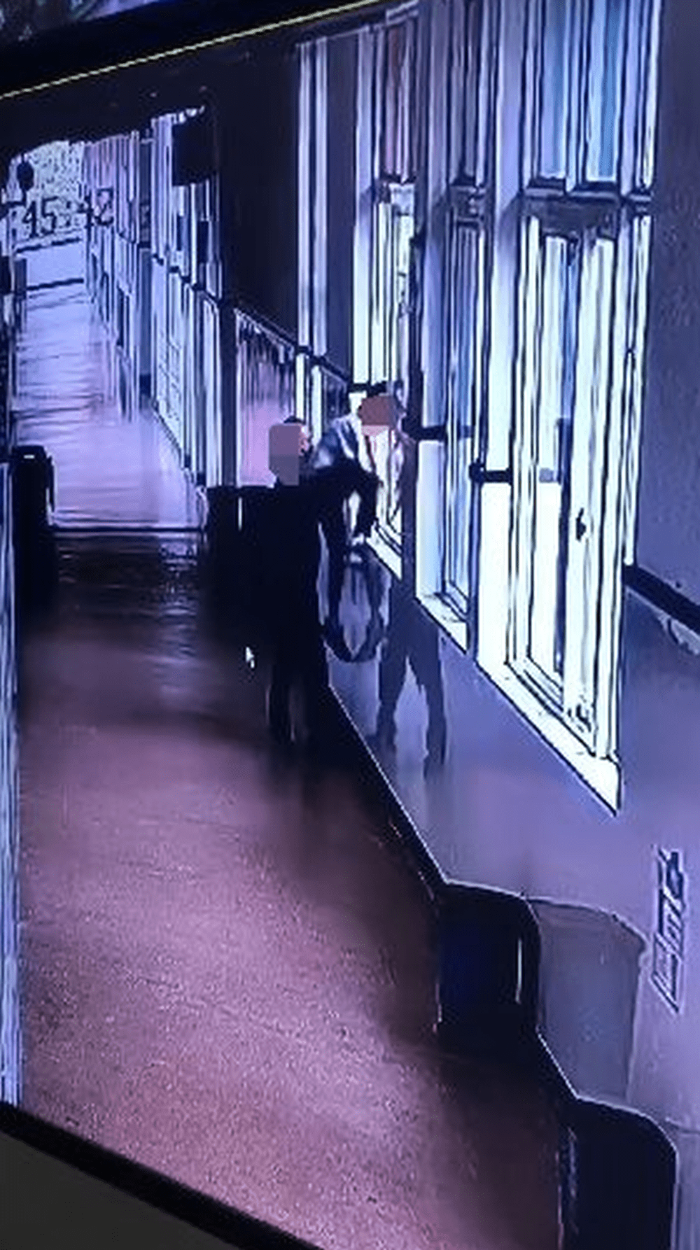 浙江教師抱小學生到3樓窗口威脅「掟落樓」 。 浙江教師抱小學生到3樓窗口威脅「掟落樓」 。