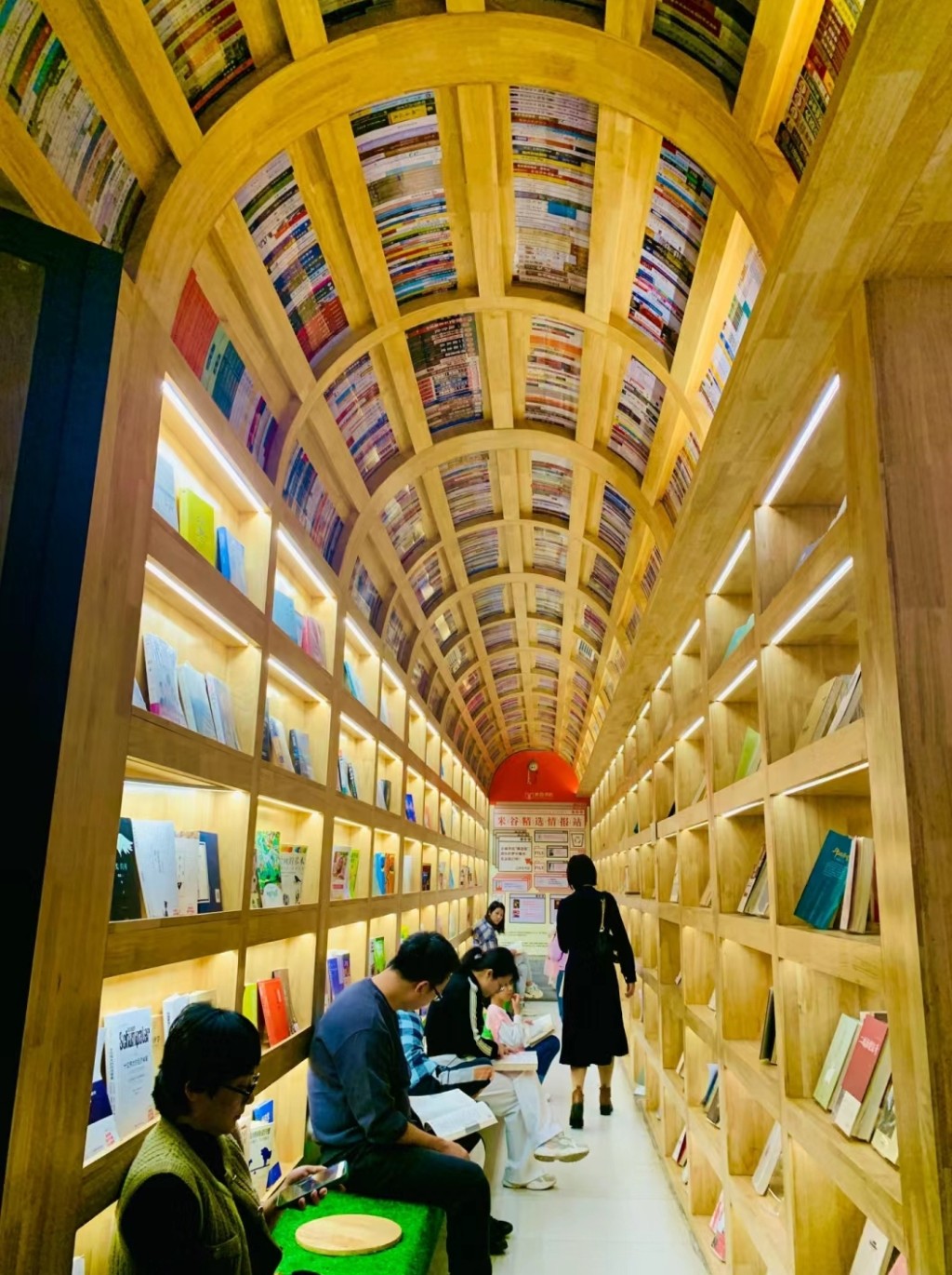 廣州文青打卡好處2024｜1. 米谷書店 1至6層是書店，每層呈360度環狀，共有300個閱讀座位，是文青和偽文青打卡好去處。（圖片來源：微信＠米谷書店）