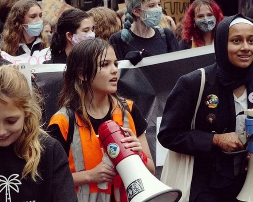 澳洲14歲女童為環保及氣候變化問題領千人上街，被稱為澳洲版環保少女。IG圖