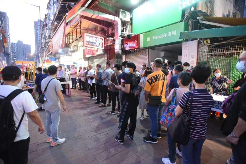 市民排隊上香致意。尹敬堂攝