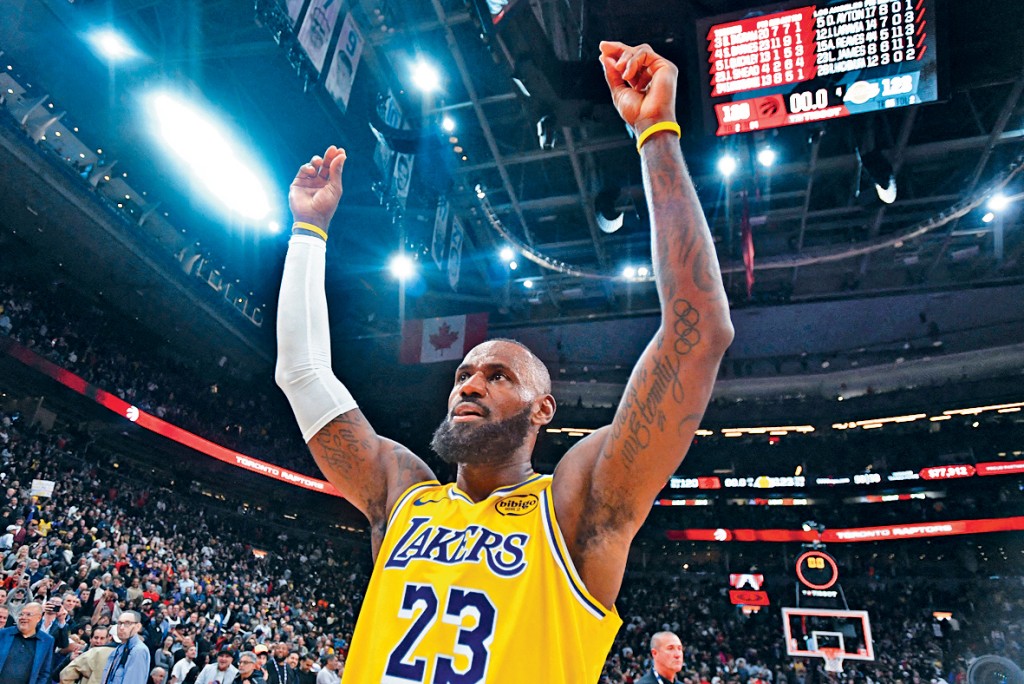 占士連續1297場得分上雙的紀錄作古。