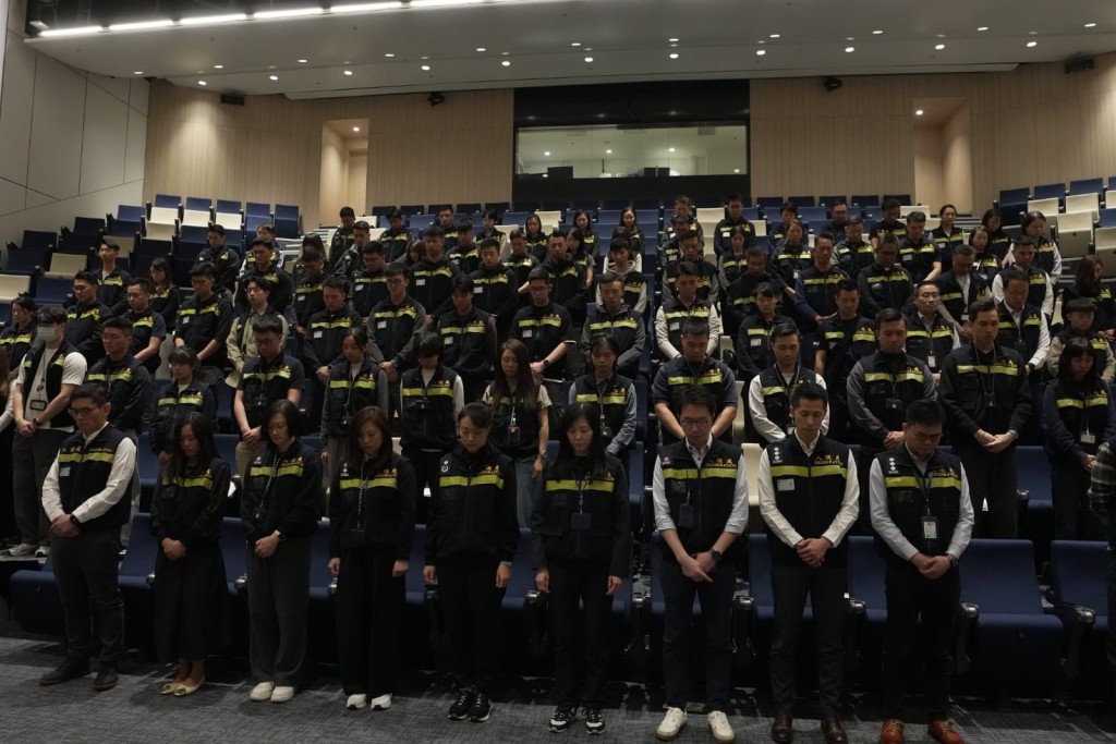 入境處人員為大埔宏福苑罹難者默哀。 入境處人員為大埔宏福苑罹難者默哀。