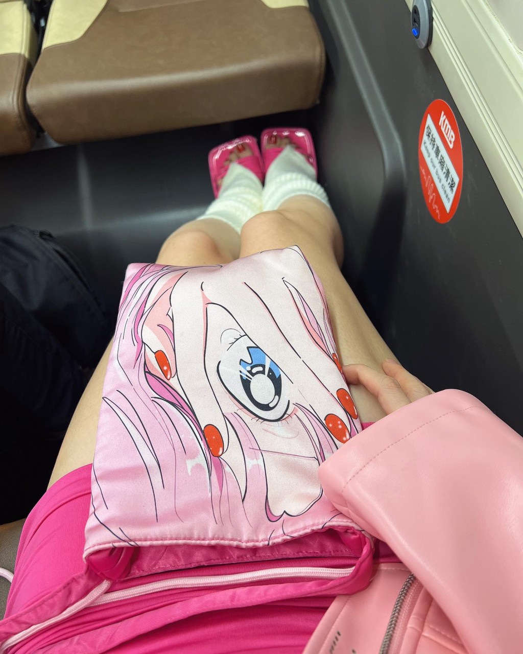 屯門娜娜一身Pink Lady打扮，搭巴士出巡。