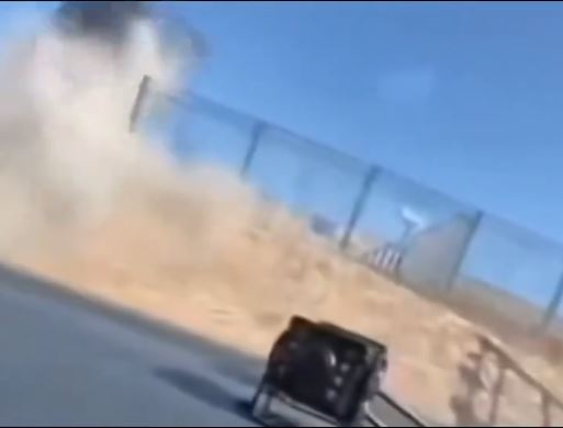 私家車穿越圍欄及河堤後插入長江，車內有人死亡。抖音