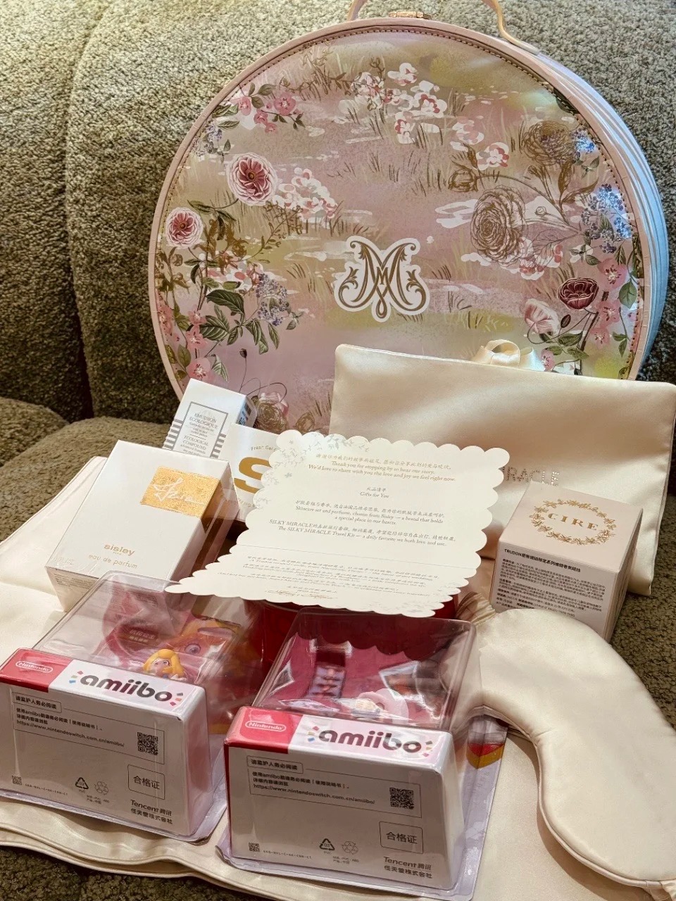 網傳何猷君與奚夢瑤世紀婚禮的回禮。