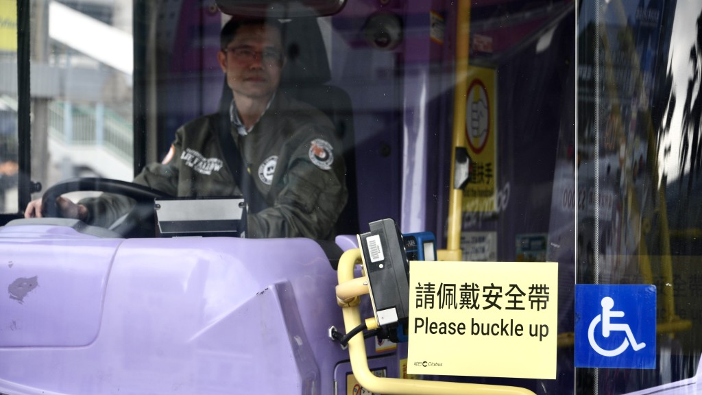 巴士安全帶｜記者早上實測 逾半乘客未佩戴 打工仔憂難落車 大學生稱立法有必要