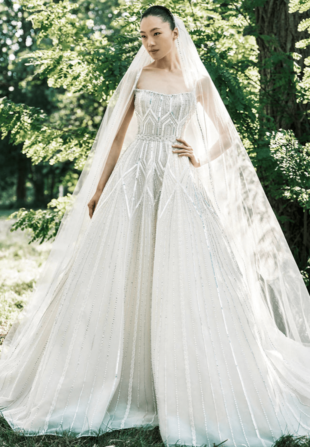 Elie Saab 2025春季婚紗系列作品。