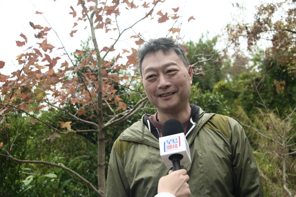 帶同愛犬上山的陳先生。