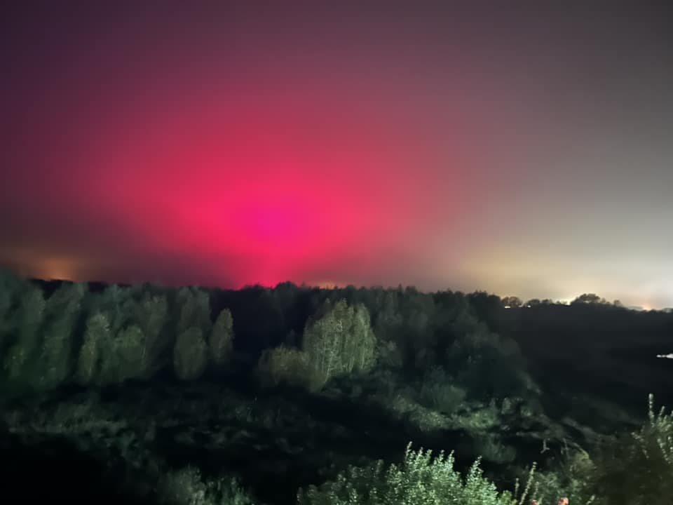 英婦誤將燈光當作「極光」。Facebook群組Stunning Suffolk圖片