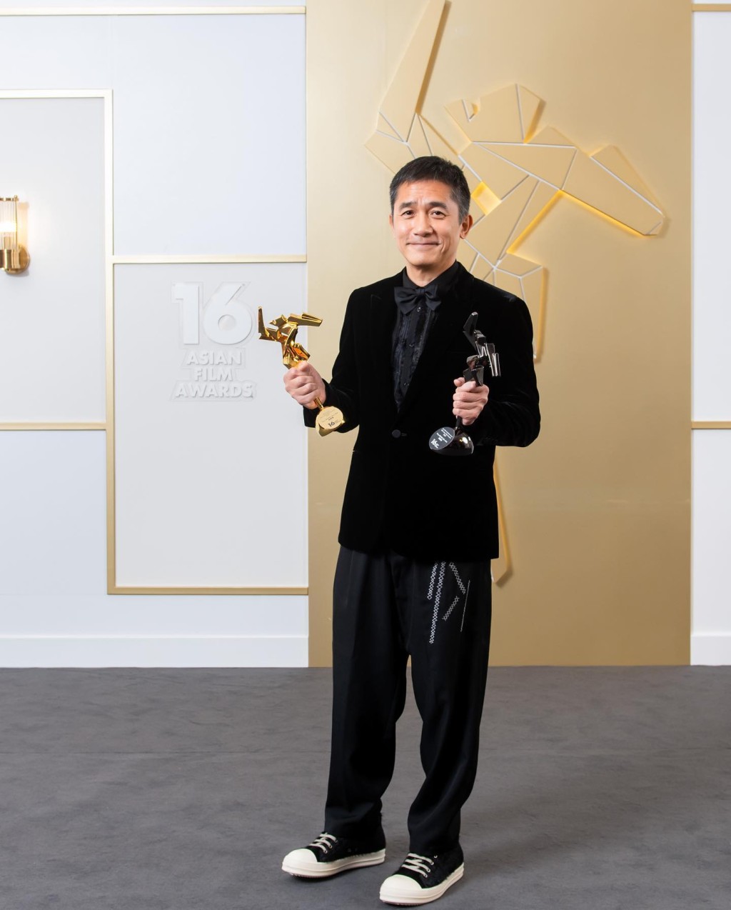 梁朝伟早前在电影节上连扫两奖，当时颜值已逐渐回复好状态。
