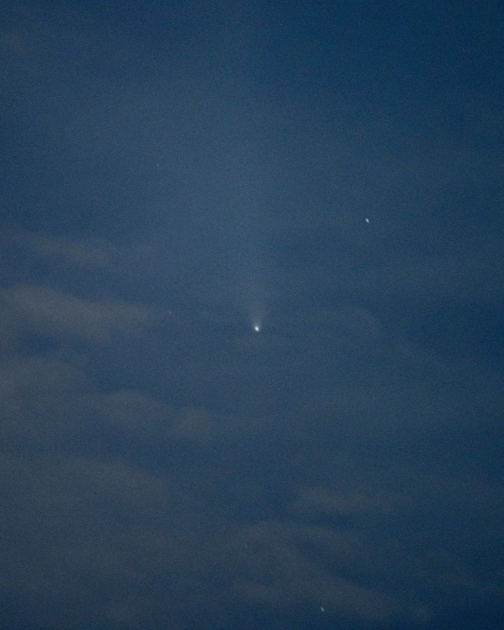 今日雲量較厚，影響觀賞彗星。歐樂年攝