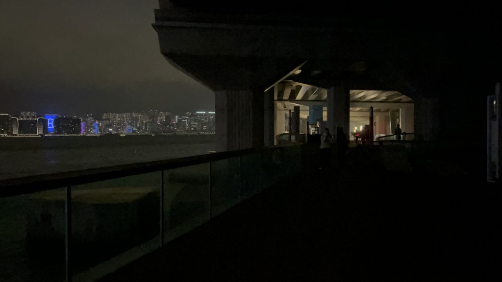 港島炮台山至北角和富中心一段的東岸板道今日發生停電。曾志恒攝