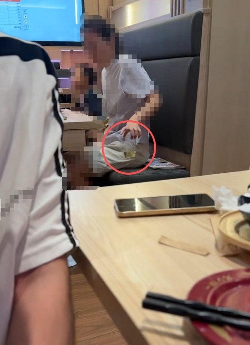 在北京寿司郎，有男童卡座小便家长用胶杯接。