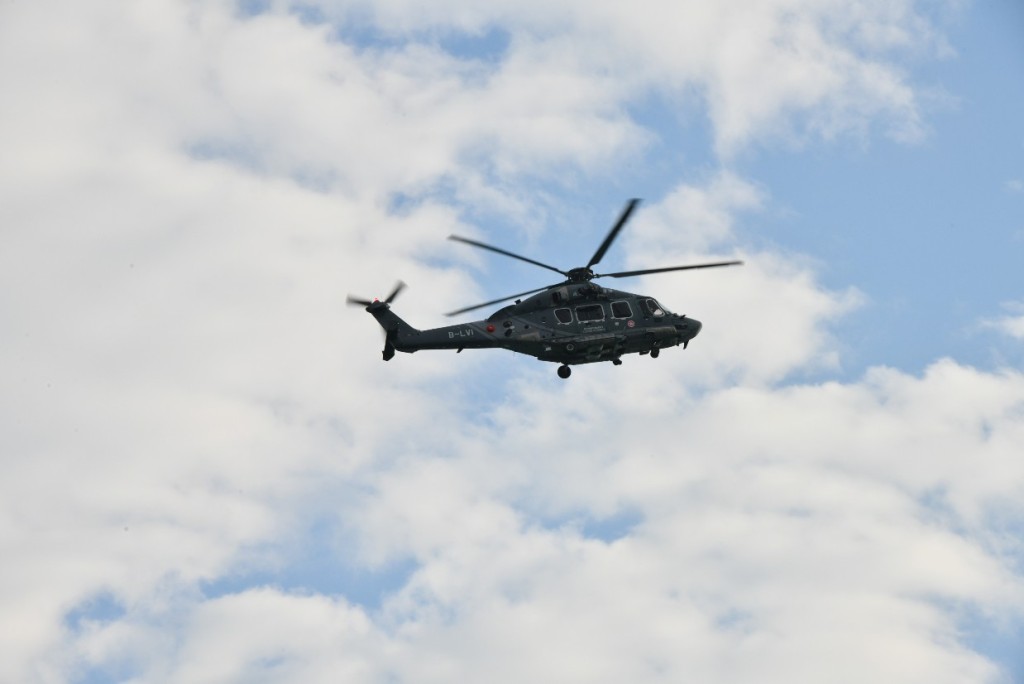 政府飞行服务队派出直升机到场搜救。