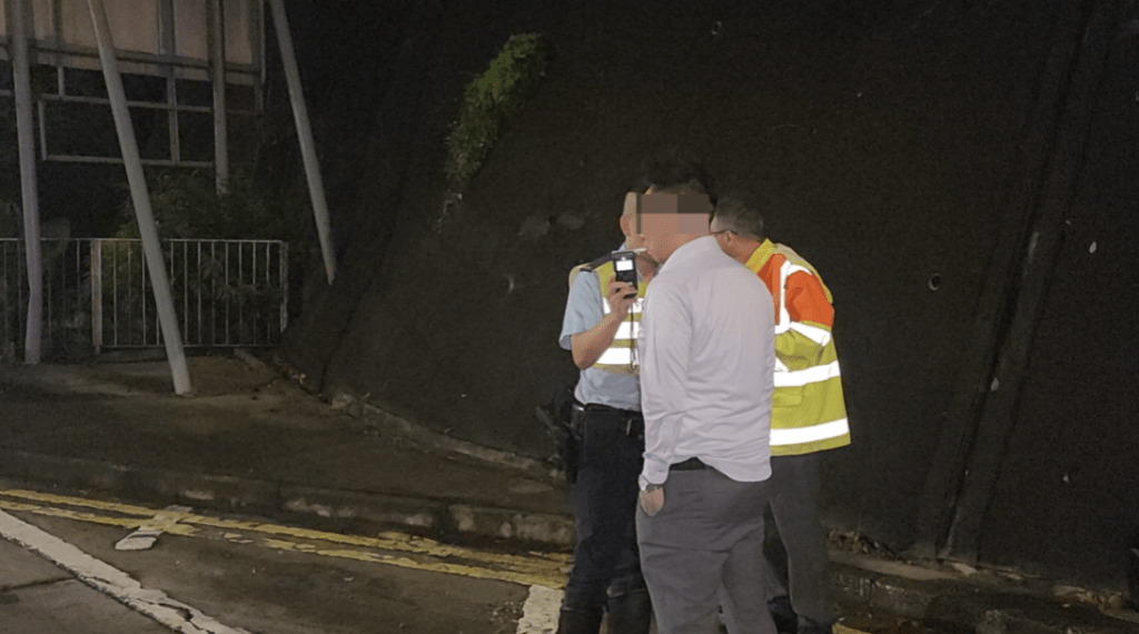 男司機酒精呼氣測試超出法定上限,涉嫌「酒後駕駛」被捕。黎志偉攝 男司機酒精呼氣測試超出法定上限,涉嫌「酒後駕駛」被捕。黎志偉攝
