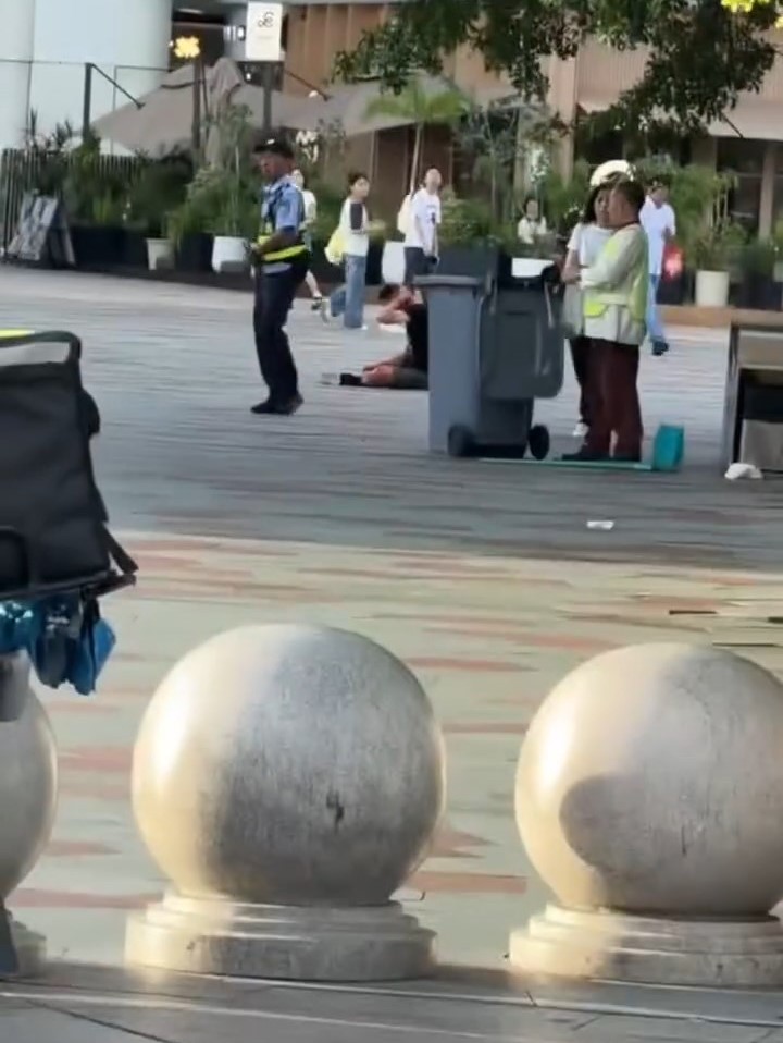 網傳珠海華髮商場發生斬人事件，一名男子頭部受傷倒地。互聯網