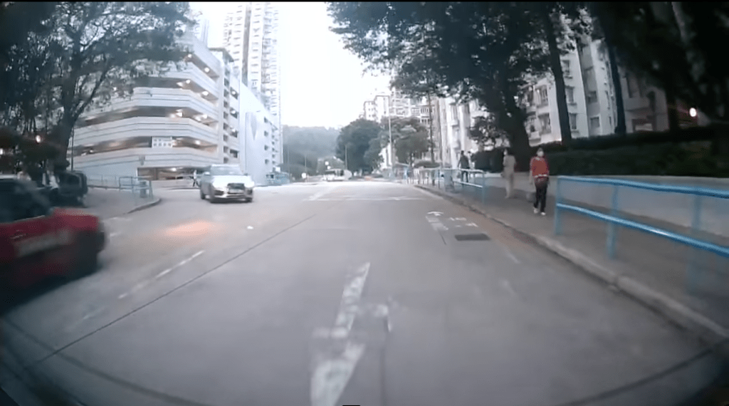 私家車由一條斜路駛出。車cam L（香港群組）片段截圖