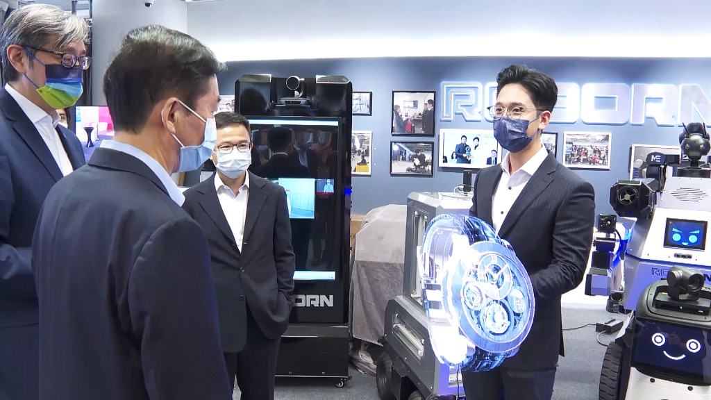 萬御科技集團有限公司創辦人及行政總裁魏嘉俊向駱惠寧介紹其3D懸空影像系統。