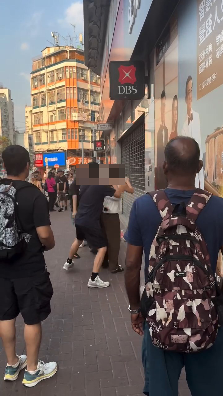藍衫男護妻心切,不斷揮拳打向cap帽男。網上片段截圖 藍衫男護妻心切,不斷揮拳打向cap帽男。網上片段截圖