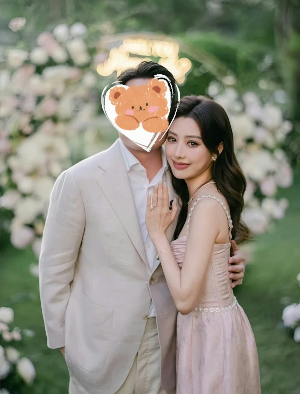 潘藝桐早前在小紅書貼上多張男友跪地求婚的相片。