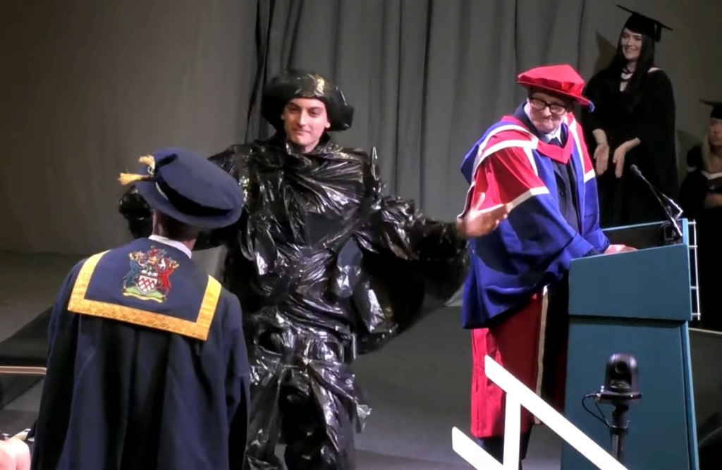 拉德福穿上黑色垃圾袋出席典礼。影片截图