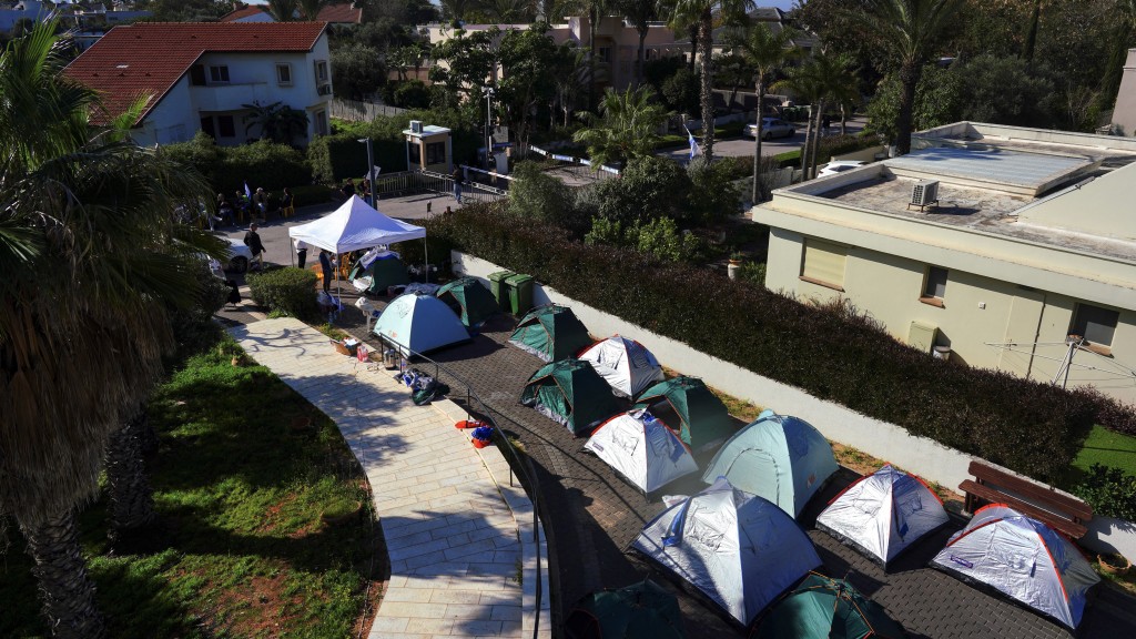 以色列人质家属及支持者在内塔尼亚胡私宅外扎营。 路透社