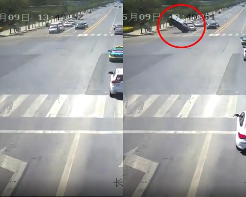 貨車突然被一股「怪風」捲起,騰空旋轉360度。 影片截圖