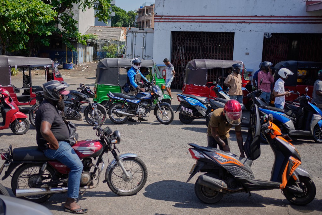 斯里兰卡政府实施4天工作及燃油配给。（美联社）