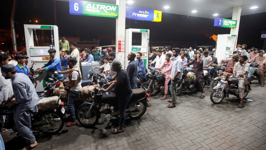 卡拉奇民眾在一個油站排隊等入油。 路透社